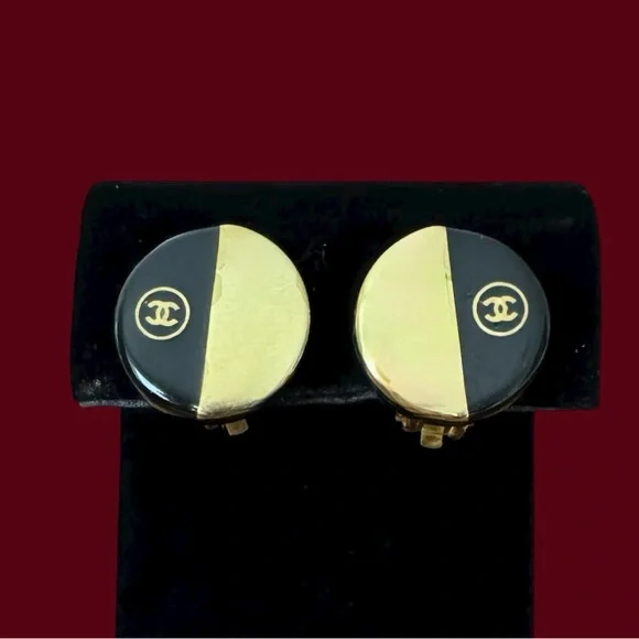 Authentic Chanel Vintage Clip-On Earrings Black Gold CC Logo Round 100A - Picture 1 of 6